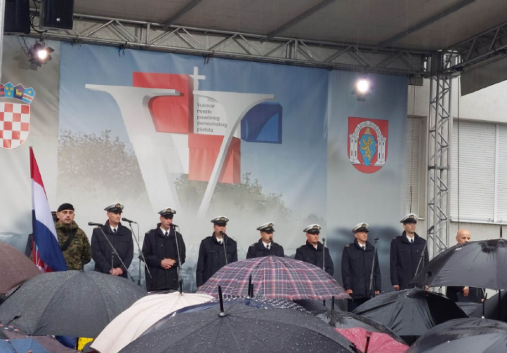 Učenici drniške osnovne škole svojim radovima odali počast žrtvama Vukovara i Škabrnje