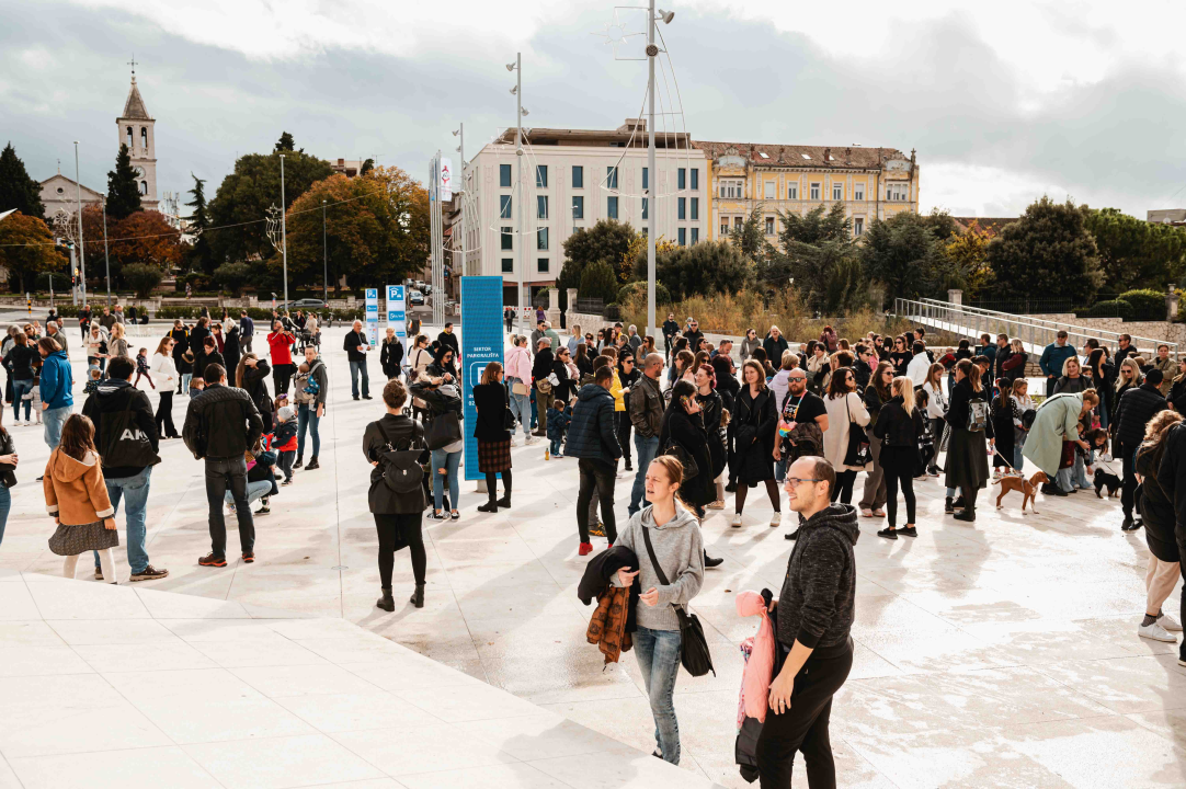 Može li gradska uprava/utvrda i dalje ignorirati šibenske roditelje? Djeca na ovim fotografijama ‘vrijede manje’