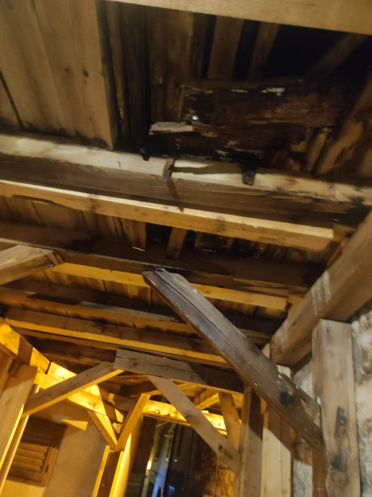 Trule daske i grede i dalje prijete građanima sa skele u Ulici biskupa Fosca: Vlasnik dobio prijavu, ali još nisu uklonjene 