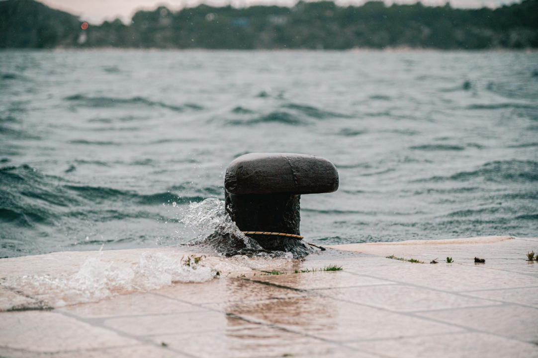 Dolac opet poplavio, razina mora se i dalje diže: Policija savjetuje vozačima da izbjegavaju rivu