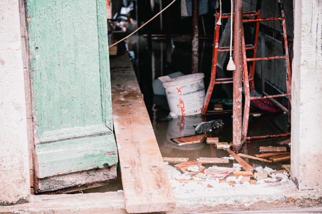 Dolac opet poplavio, razina mora se i dalje diže: Policija savjetuje vozačima da izbjegavaju rivu