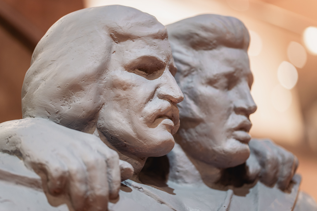 Mišo i Elvis u knjižnici pod istom košuljom kao sijamski blizanci: Dva kralja će vas oduševiti!