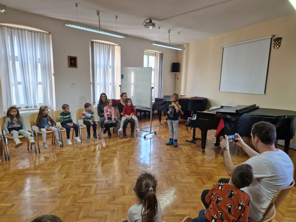 Mališani iz DV-a Maslina posjetili Glazbenu školu, samostan sv. Frane i Civitas Sacru