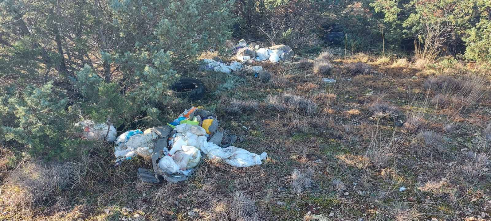 Kante od ulja, građevinski otpad, plastika... Sve se to nalazi u predivnoj prirodi na Gorišu 