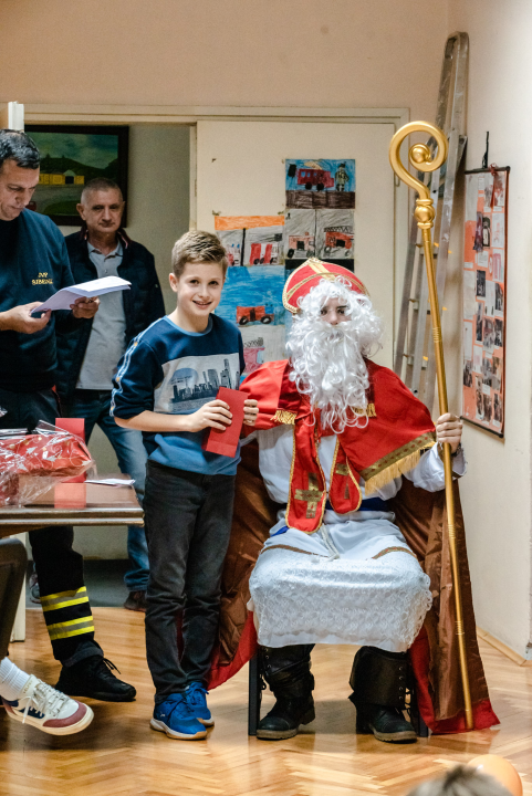 Sveti Nikola posjetio djecu šibenskih vatrogasaca: Naravno, podijelio je darove 