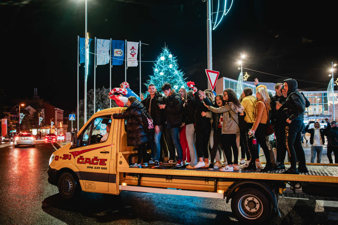 Samba na vučnoj službi! Šibenik je u transu, pogledajte ludilo na ulicama nakon prolaska u polufinale
