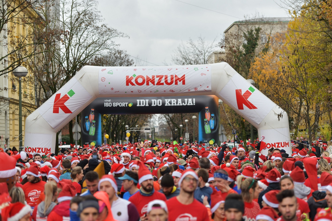 Zagreb Advent Run utrku istrčalo gotovo 3000 sudionika u božićnim kostimima 