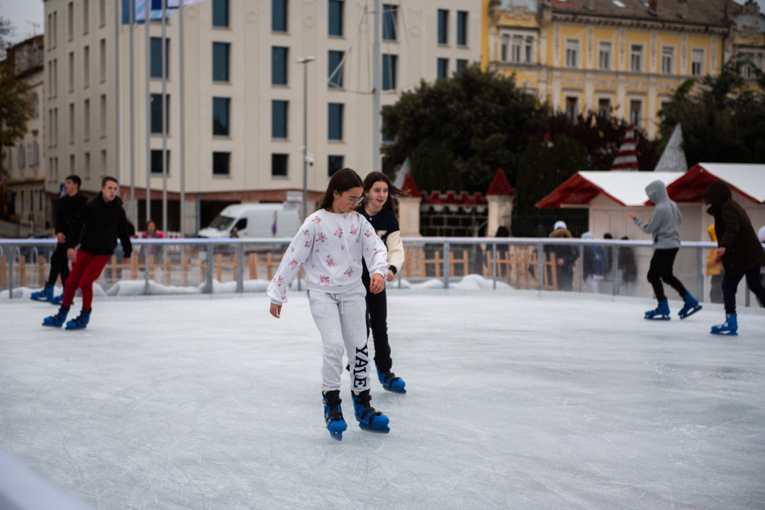 Kiša pada, Šibenčani proklizali: Otvorena atraktivna ledena površina na Poljani 