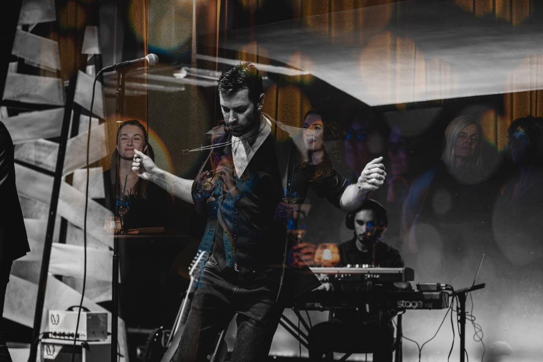 Boris Štok šarmirao i rasplesao, većinom žensku publiku u Arsenu