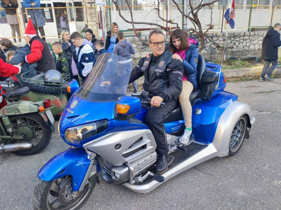 Bajkeri navukli odijelo Djeda Božićnjaka i posjetili korisnike Centra Šubićevac