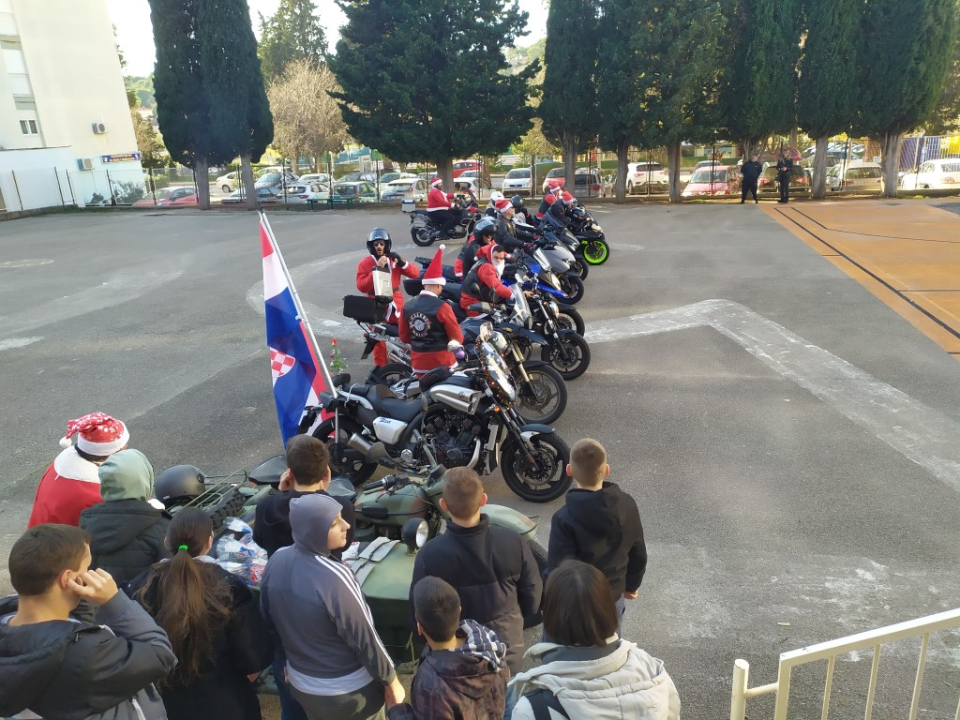 Bajkeri navukli odijelo Djeda Božićnjaka i posjetili korisnike Centra Šubićevac