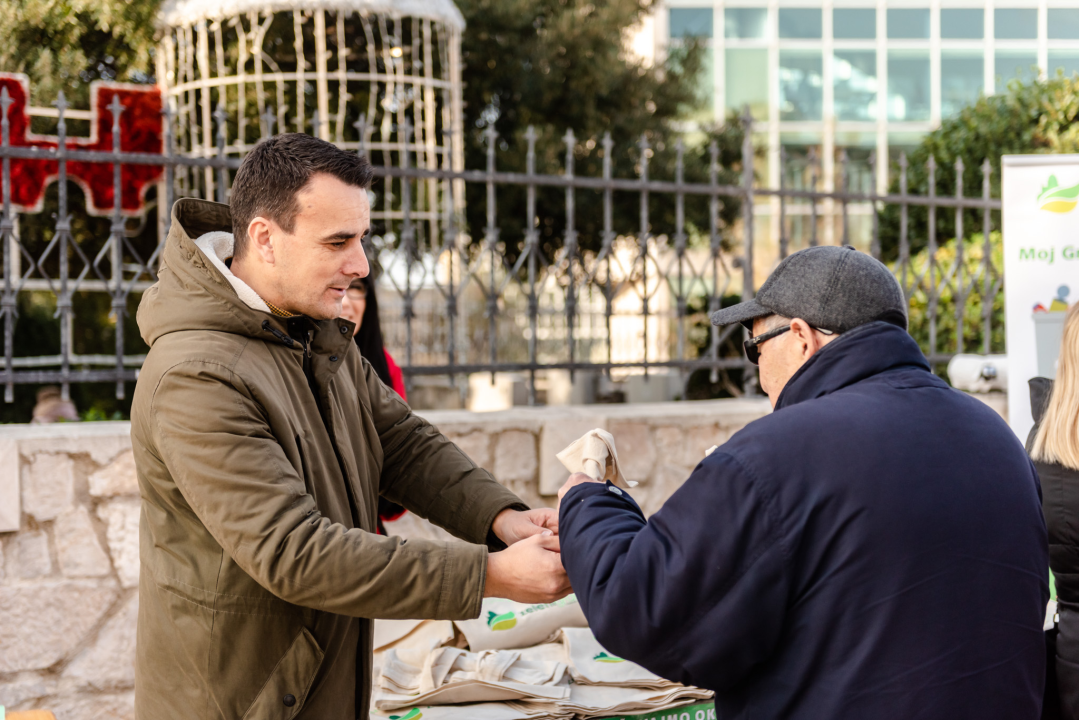 Borba protiv plastike: Zeleni grad na Poljani građanima podijelio tisuću ekoloških vrećica 
