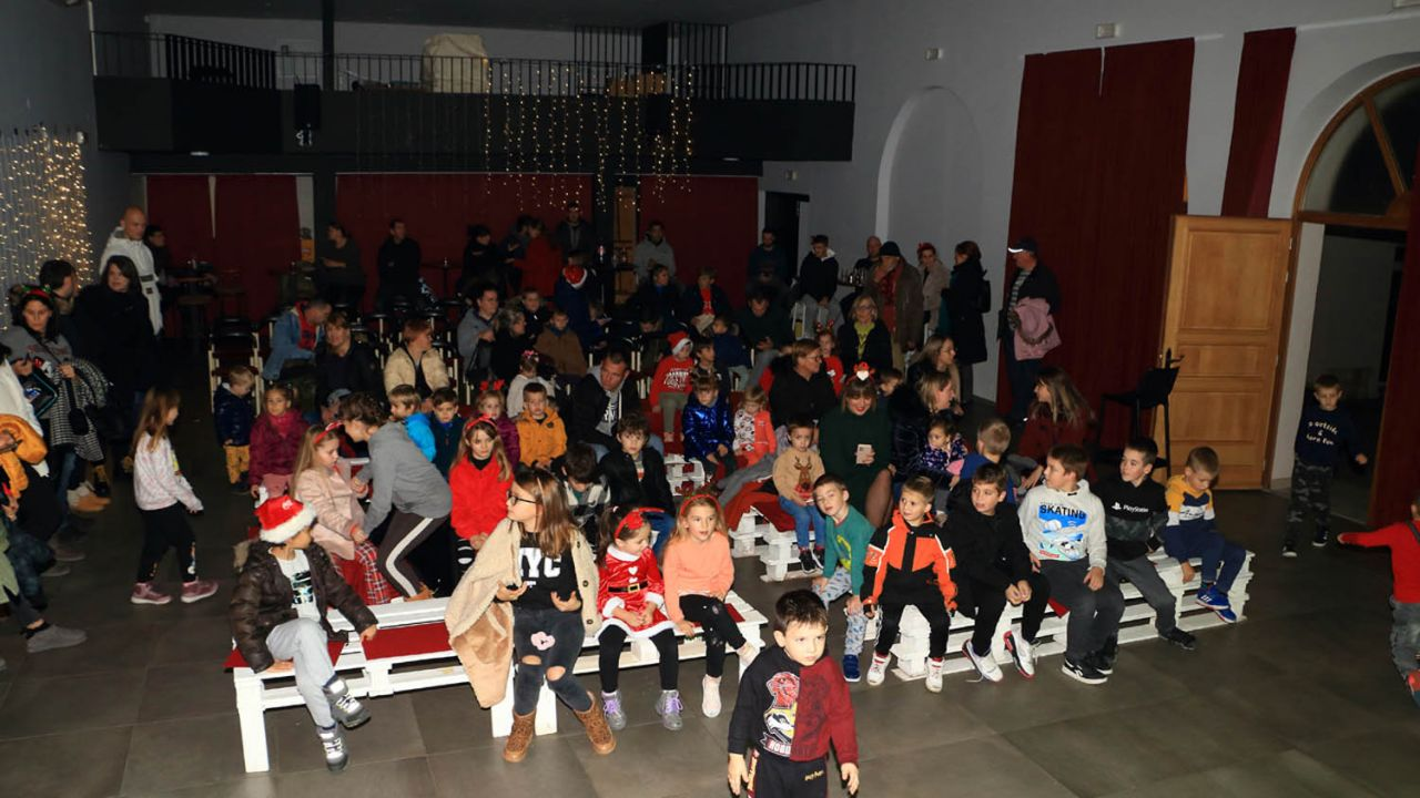 Klaun Šarenko i Djed Božićnjak razveselili djecu u Tisnom