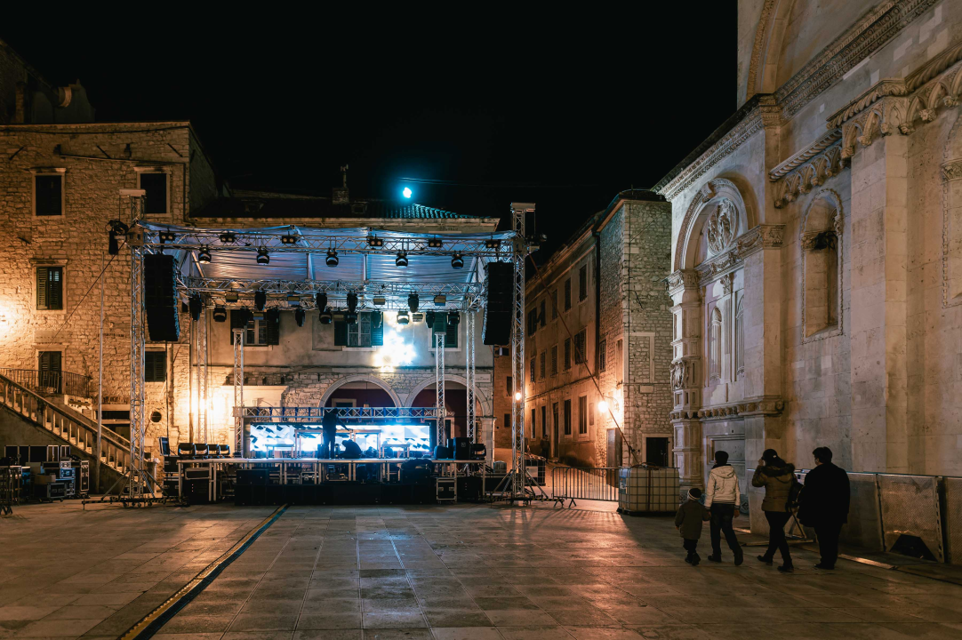 Šibenik se sprema za večer o kojoj će se dugo pričati: Montiraju se pozornica i šankovi