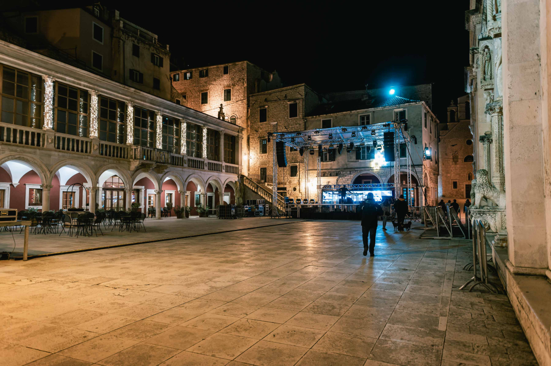 Šibenik se sprema za večer o kojoj će se dugo pričati: Montiraju se pozornica i šankovi