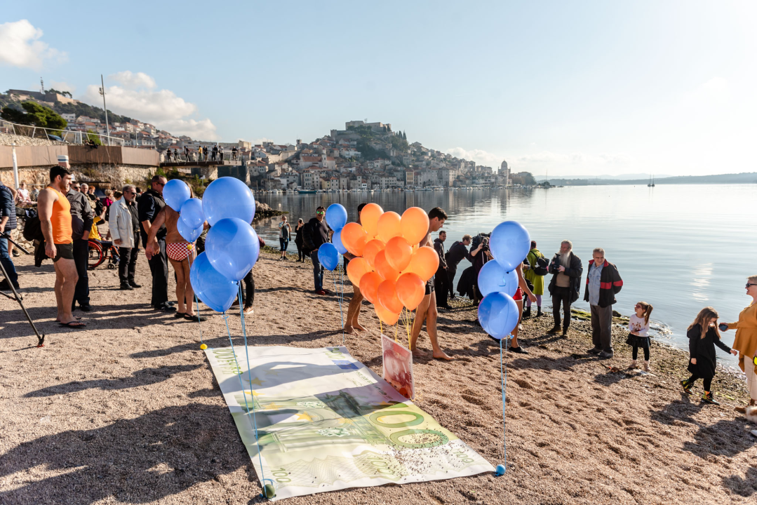 Nekoliko odvažnih okupalo se na Banju u podne na samu Novu godinu: 'U-vodi-mo euro' 