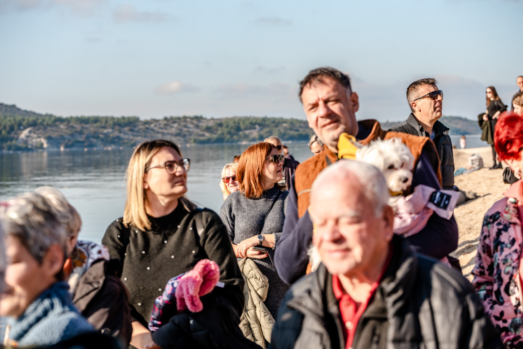 Nekoliko odvažnih okupalo se na Banju u podne na samu Novu godinu: 'U-vodi-mo euro' 