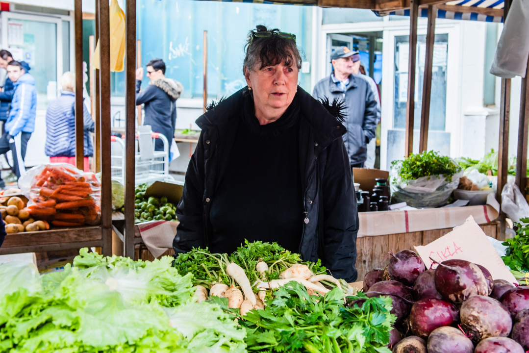 Euro stigao na šibensku pijacu: Jedni nose tri novčanika, drugi plaču za kunom