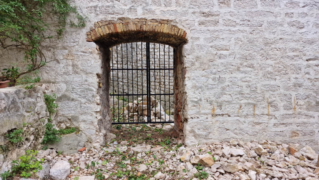 Mihovilci očistili od vegetacije šibenski dvojni bedem