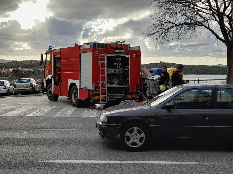 Zapalio se kontejner na Baldekinu, promptno ugašen