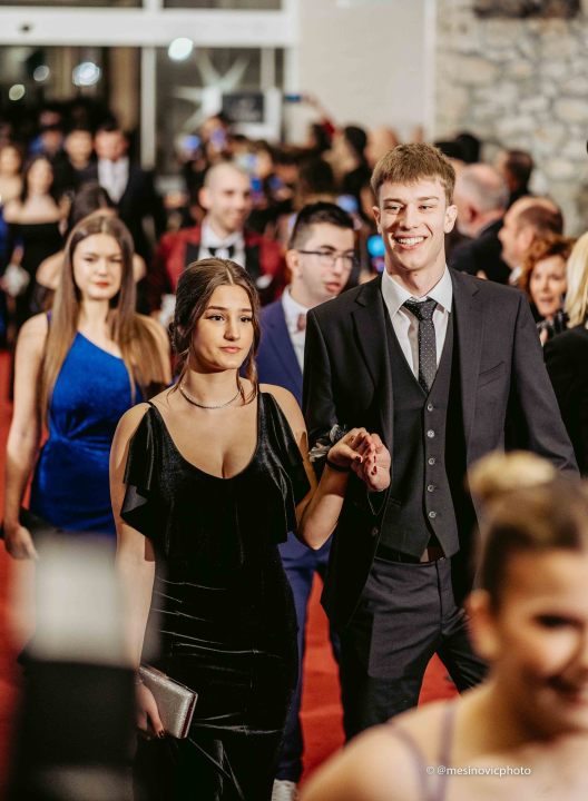 Učenici Ekonomske škole zablistali na maturalnom plesu u Vodicama (1)