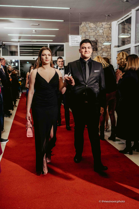 Učenici Ekonomske škole zablistali na maturalnom plesu u Vodicama (1)