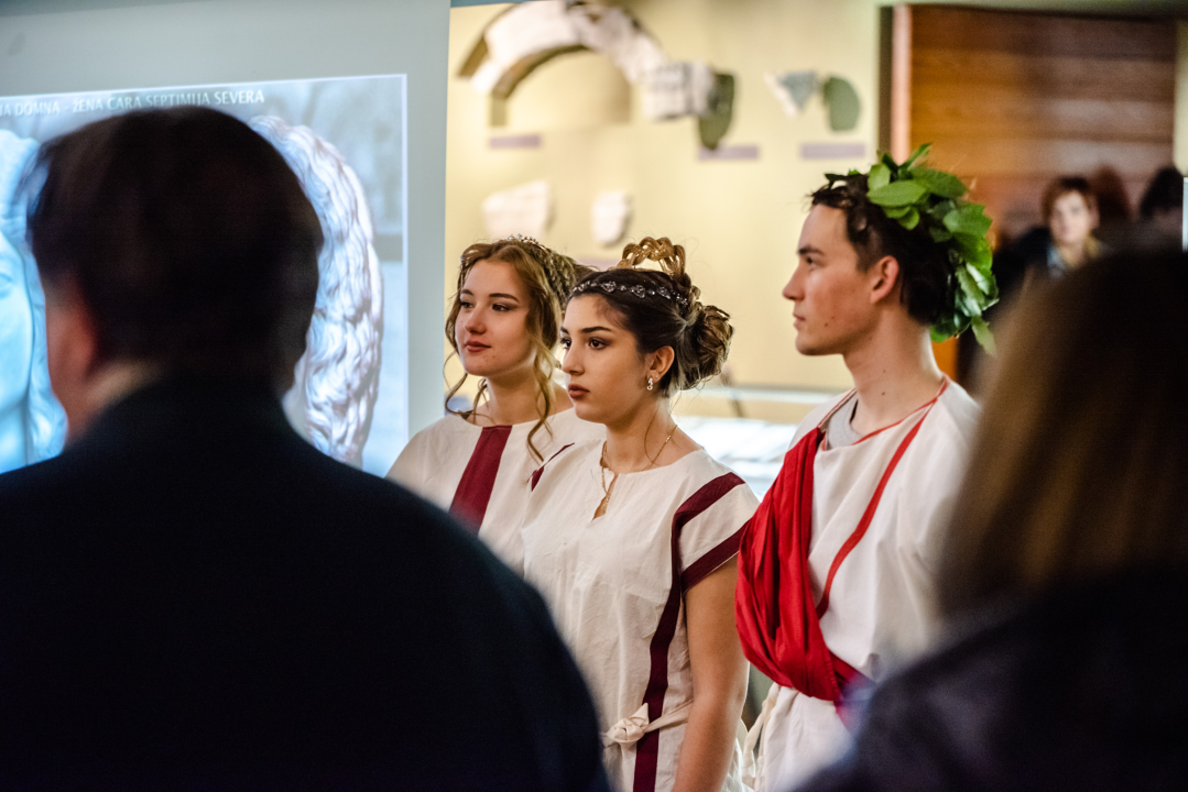 Noć muzeja u Šibeniku: Antikom inspirirane frizure!