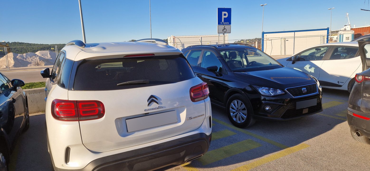 Kaos na parkingu u luci: Hoćete li uzeti invaliditet kao i parking mjesto?