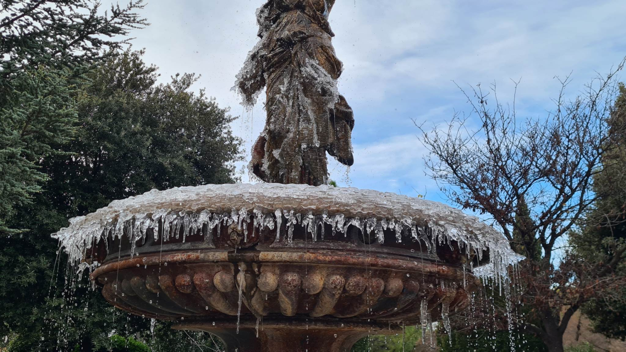 Kako Šibenčani znaju da je ispod nule? Kad zaledi fontana u đardinu