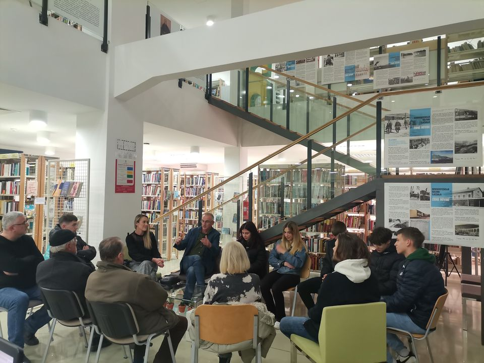 U kninskoj knjižnici otvorena izložba Zidnih novina na temu NK Dinare i željeznice