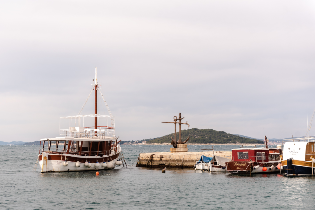 Don Spomenko već 36 godina župnik je na Zlarinu: 'Ja sam vam kao sv. Petar s ključevima, otvaram i crkvu i kafić'