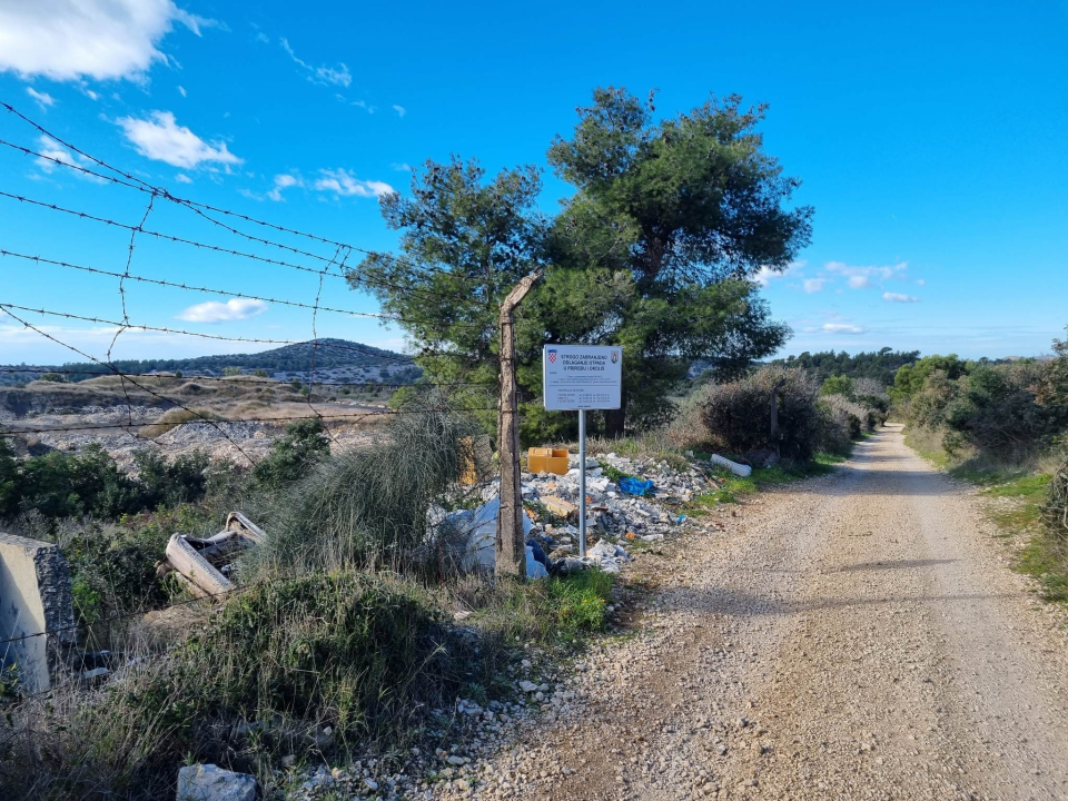 Jedni čiste, drugi zagađuju: Hrpe smeća, šute, namještaja i guma i dalje se gomilaju po šibenskim kvartovima