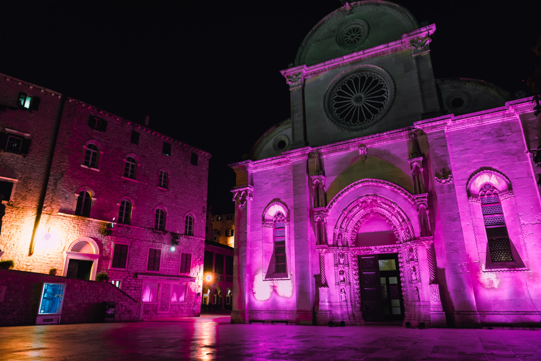 Šibenska katedrala i kazalište u ljubičastoj boji, a sve zbog jednog važnog razloga