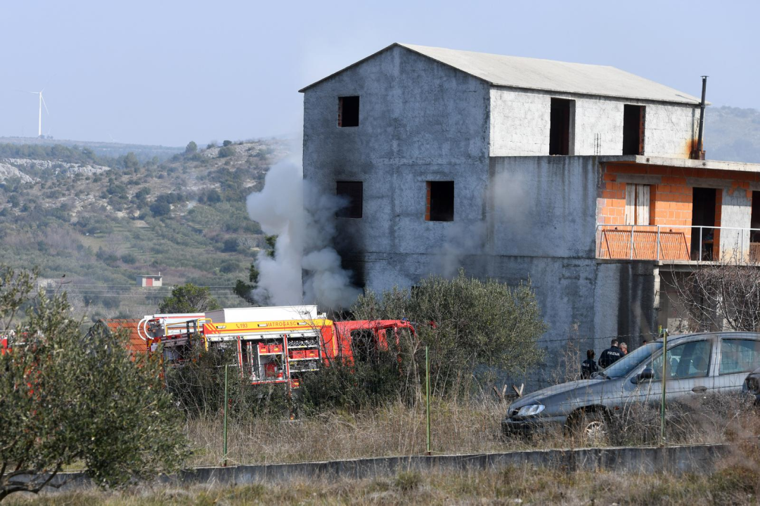 Dimilo je iz kuće u Vrpolju u blizini restorana 'Vicko': Nema ozlijeđenih, požar lokaliziran
