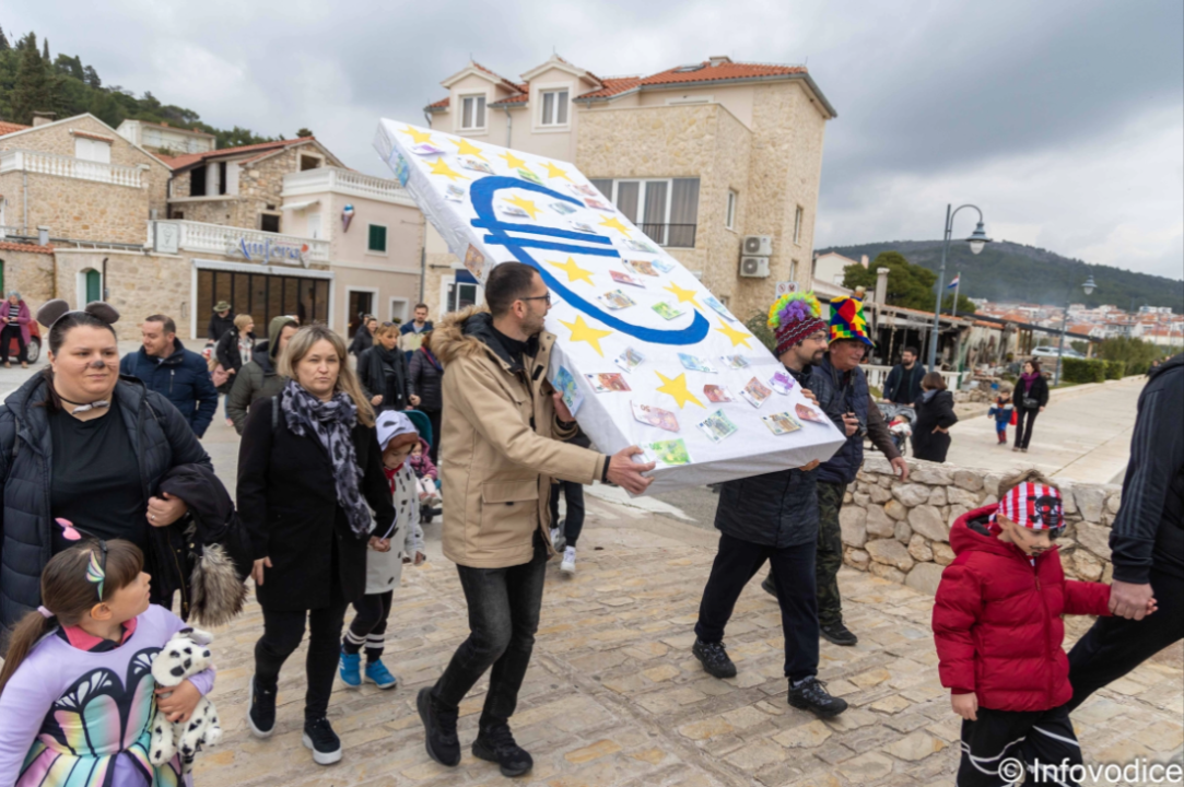 Maškare u Tribunju: Zapaljen Krnjo Euro Svrgokun