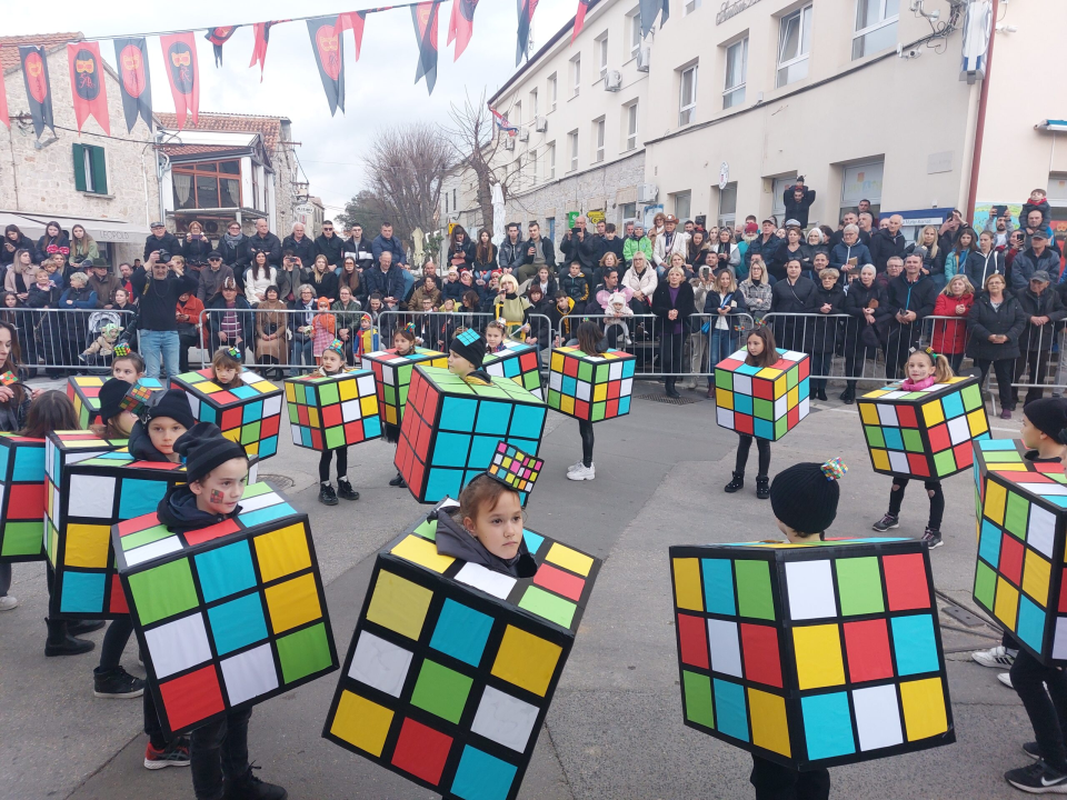 Povorka Malih bak' u Murteru oduševila okupljene: Od Francuske revolucije i mumija do Ježeve kućice