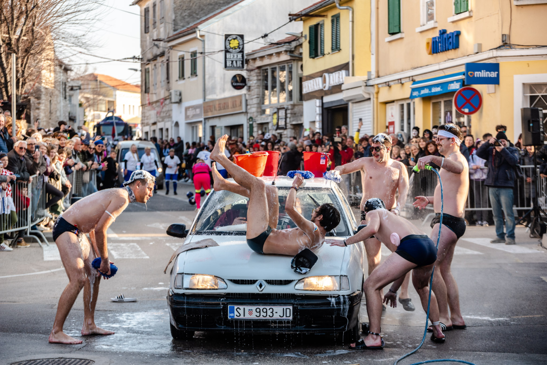 Murterini molili za predbračnu čistoću, u kokošinjcu izbila pobuna, a Let 3 napravio spektakl