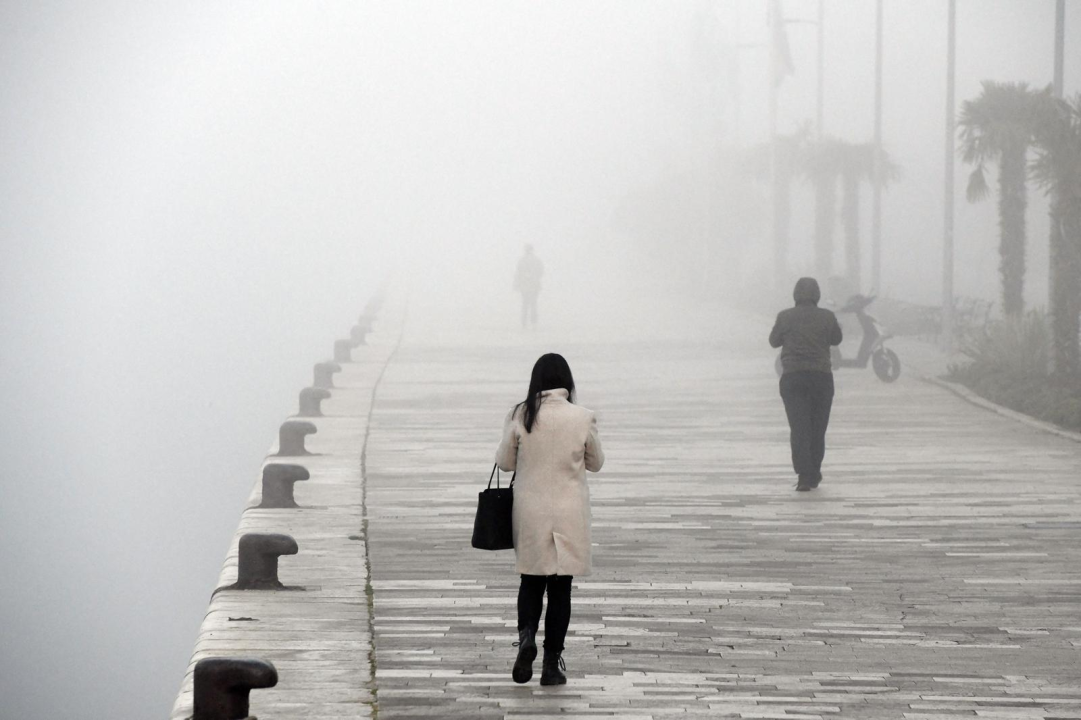 Magla jutros prekrila Šibenik, prizori s rive su kao iz filma