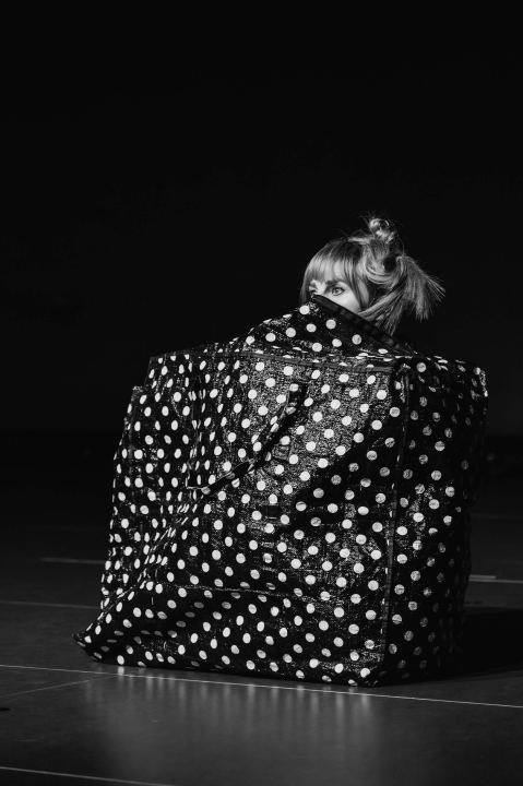 Neverbalna fantazija u Arsenu u maniri novog cirkusa: Usamljena žena protiv masovnog zla