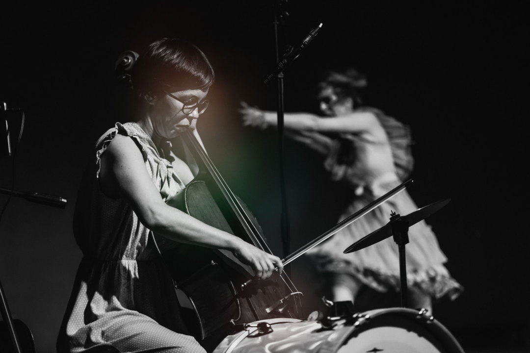 Neverbalna fantazija u Arsenu u maniri novog cirkusa: Usamljena žena protiv masovnog zla