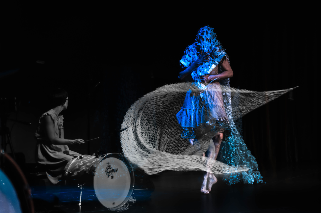 Neverbalna fantazija u Arsenu u maniri novog cirkusa: Usamljena žena protiv masovnog zla