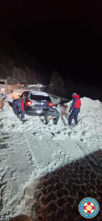 Članovi HGSS stanice Šibenik pomagali ljudima koji su ostali zameteni u snijegu