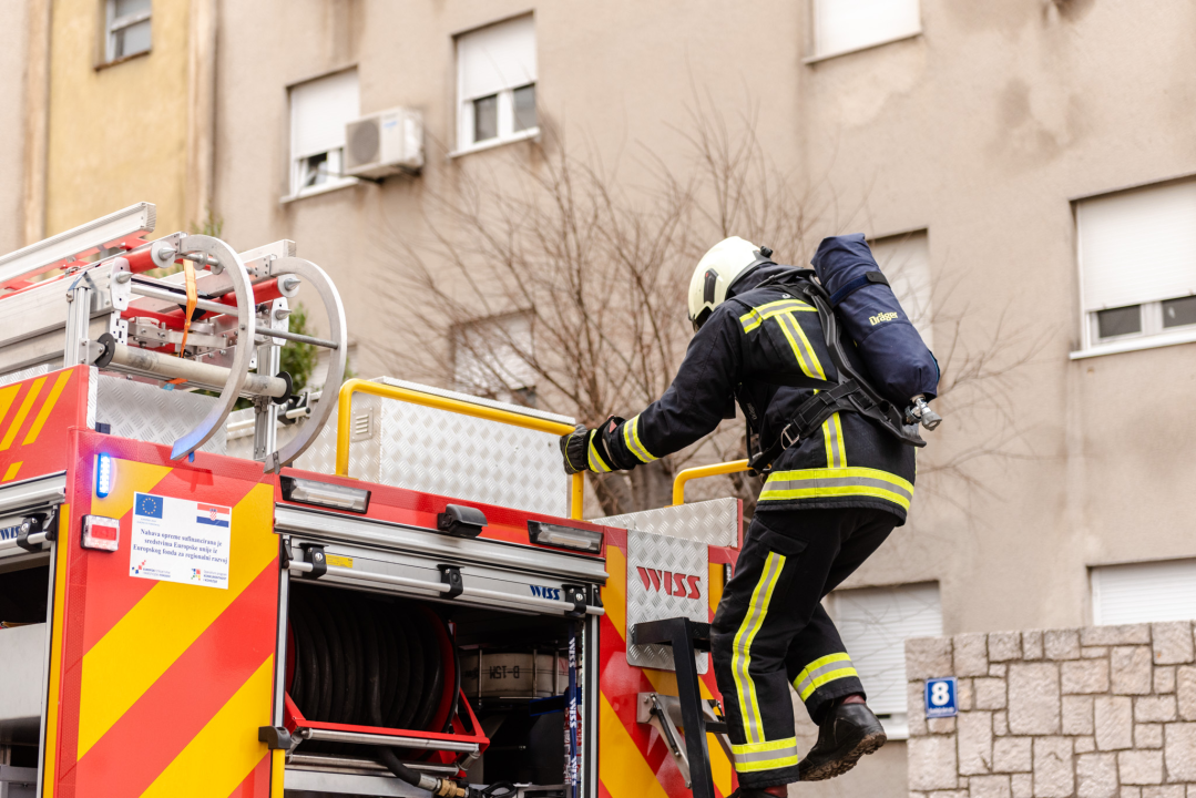 Požar na balkonu stana na Njegoševom trgu, u stanu se nalazila gospođa
