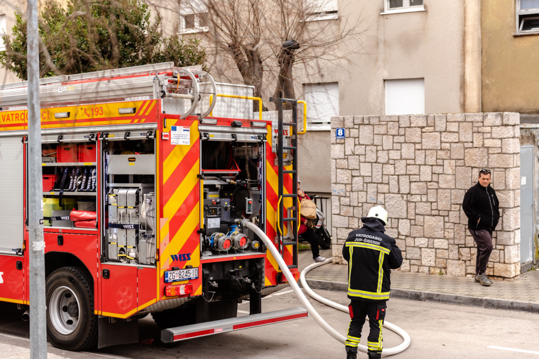 Požar na balkonu stana na Njegoševom trgu, u stanu se nalazila gospođa