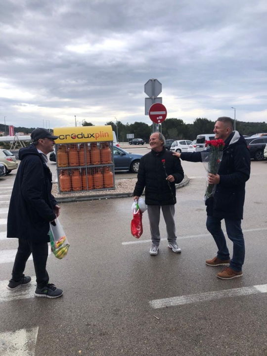 Članovi SDP-a Šibensko-kninske županije danas su tradicionalno dijelili karanfile širom županije 