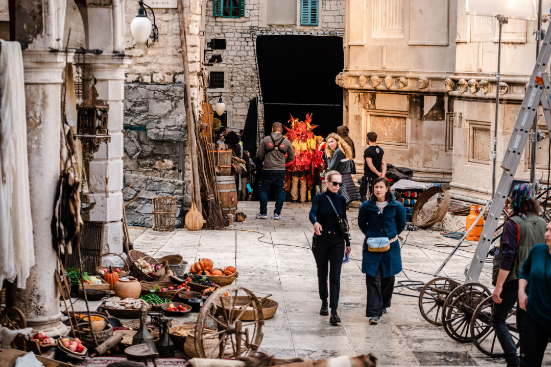 Nabrijani ‘orao-zmaj’, kočije, vatreni demon...: Scena ispred katedrale postaje sve zanimljivija