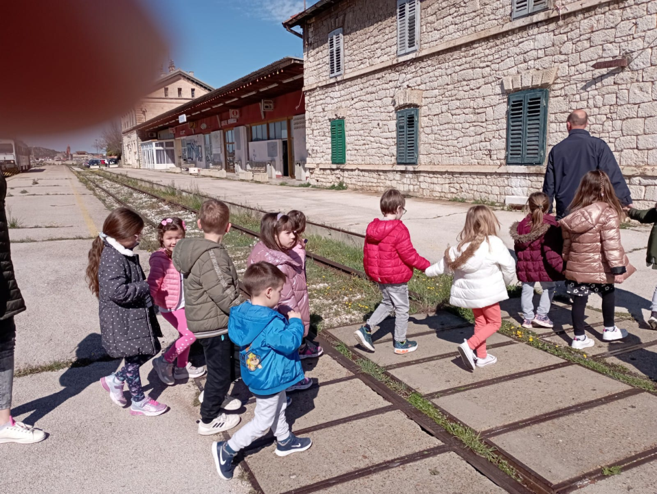 Tate iz dječjeg vrtića 'Šibenska maslina' cijeli tjedan djeci predstavljali svoje poslove 