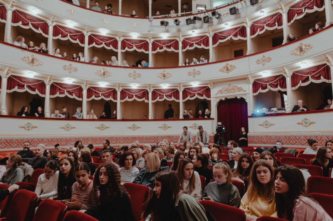 Srednjoškolci deprimirali kazalište s odličnim razlogom: ‘Izašla sam sva zbrčkana’