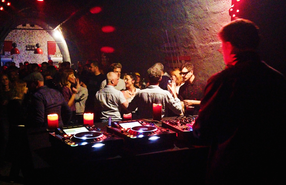 Na Felveru stoj na glavi! Odlična zabava noćas u Tunelu, Disku R i Azimutu 