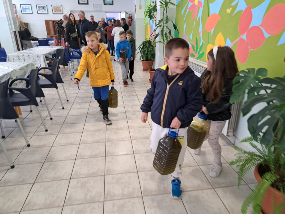Centru na Šubićevcu dalmatinski uljari donirali maslinovo ulje